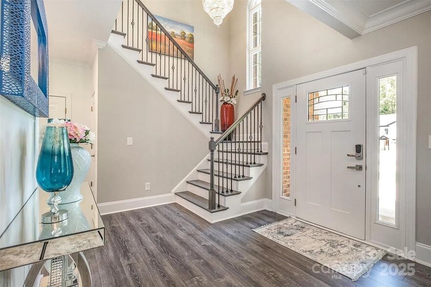 Building Photo - Room in House on Knollwood Cir