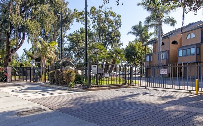 Building Photo - Spacious 2 Bedroom/ 2 Bath in the Highly D...