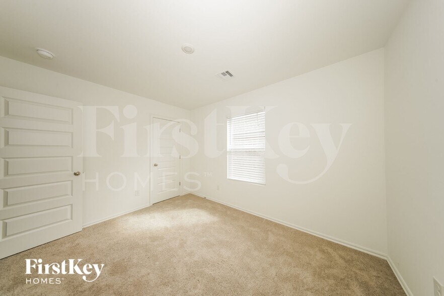 Building Photo - 437 Labelle Ln