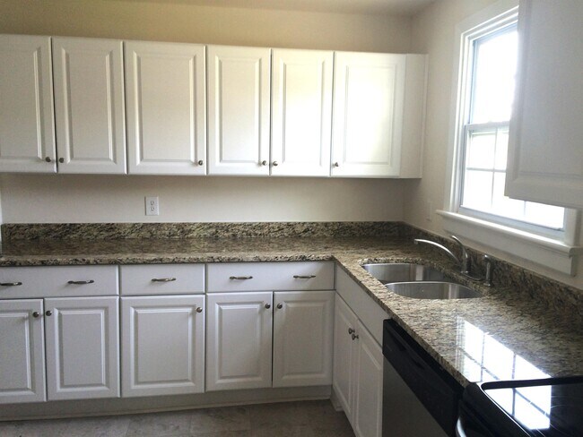 Building Photo - 2324 Lenora Ln