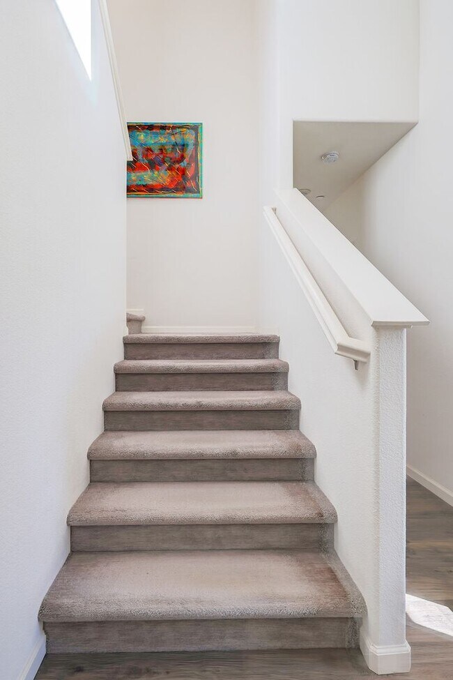 Building Photo - Beautiful 2 story Home for rent in Visalia...