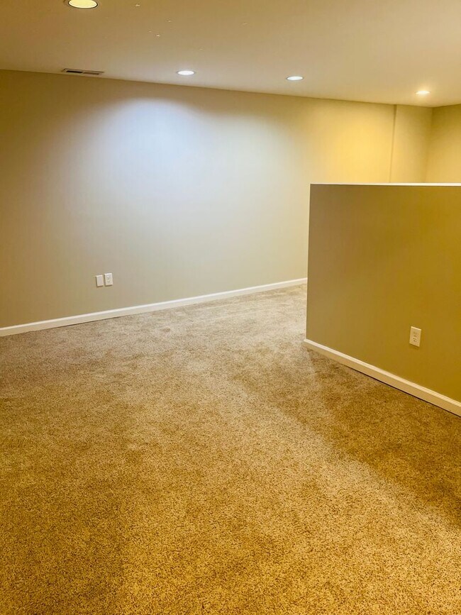 Building Photo - Spacious 3-Bedroom Home in Sought-After Be...