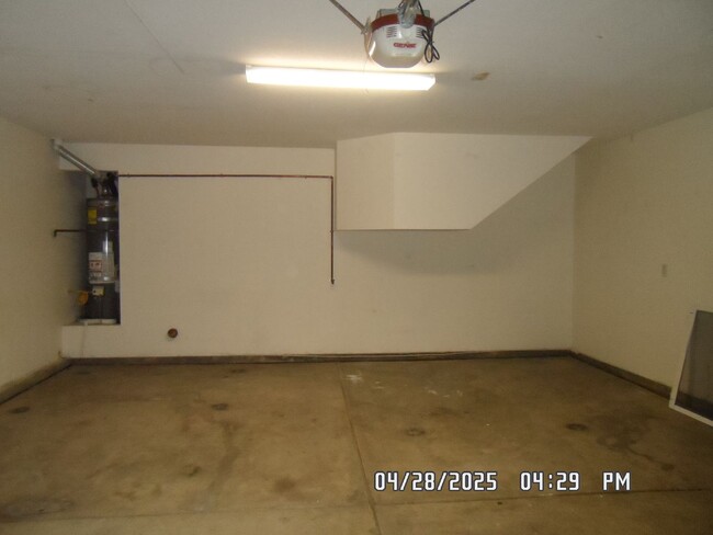 Building Photo - 3 Bedrooms, 2 1/2 Bathrooms, 2 Story, Loft...