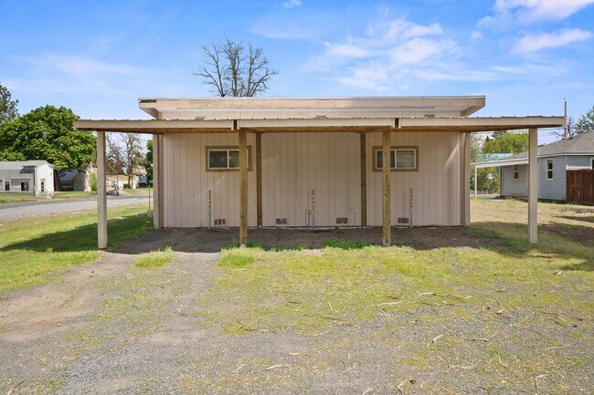 Building Photo - 420 E Sanson Ave