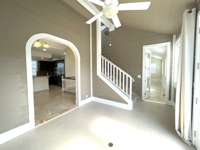 Building Photo - Beautiful 3 bedroom detached townhome with...