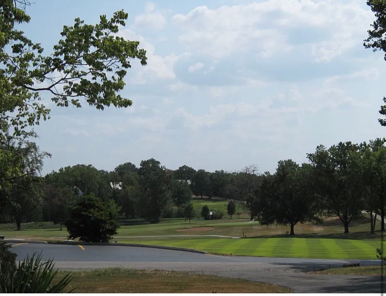 Building Photo - 2205 Country Club Dr