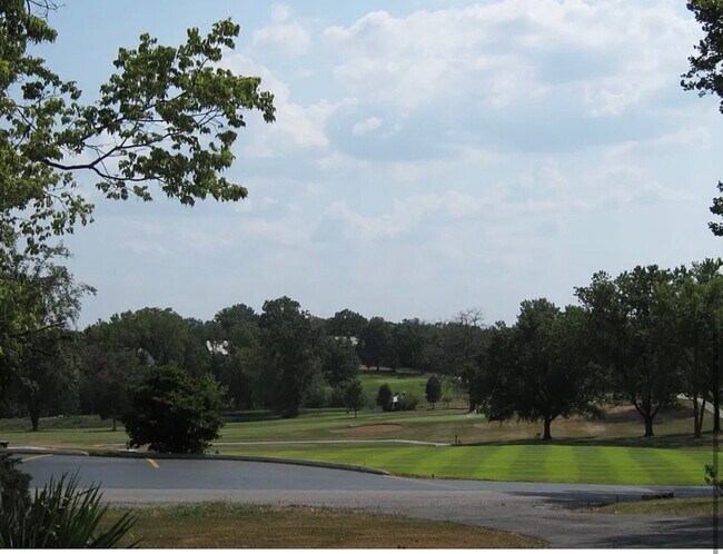 Building Photo - 2205 Country Club Dr