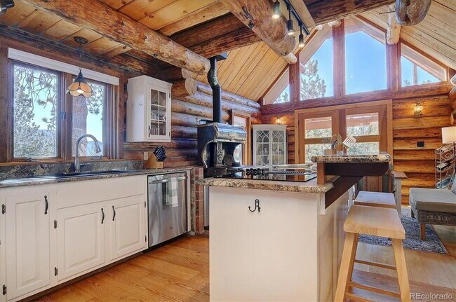 Building Photo - Mountain Log Home for Rent with views and ...