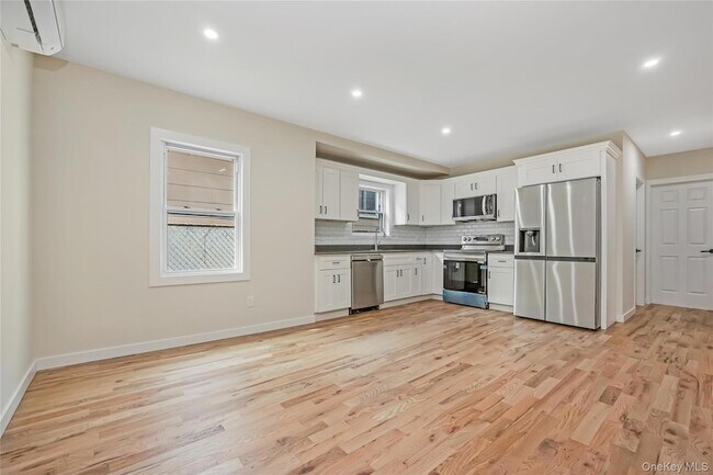 Building Photo - 22011 139th Ave Unit 2