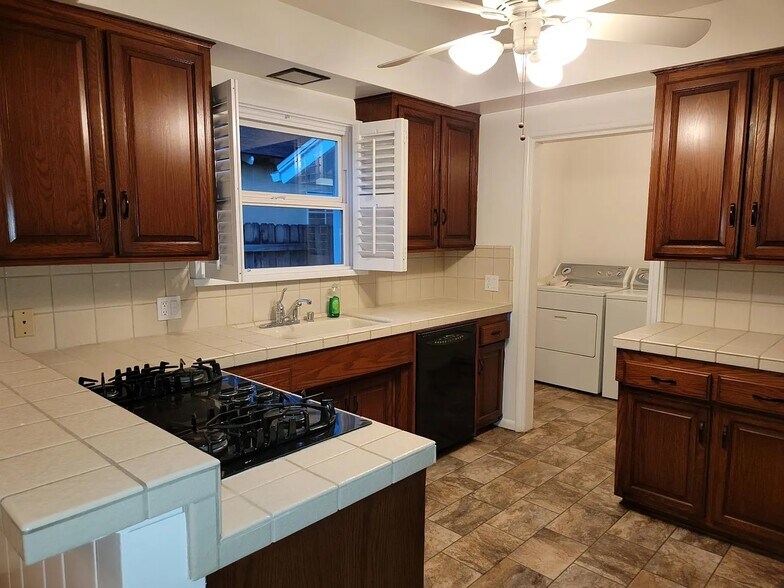 Building Photo - 10344 Petit Ave