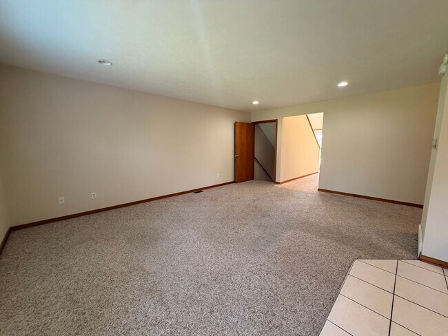 Building Photo - 6769 Bent Grass Dr SE