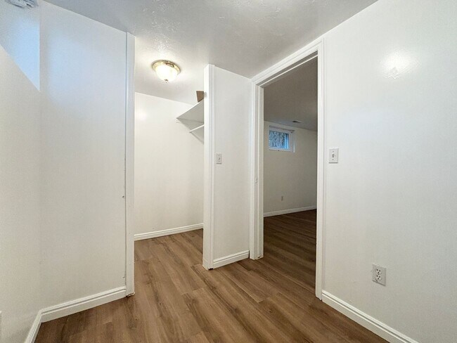 Building Photo - 2028 Sunnyside Ave S