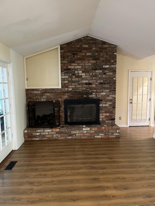 Building Photo - 112 Mockingbird Dr