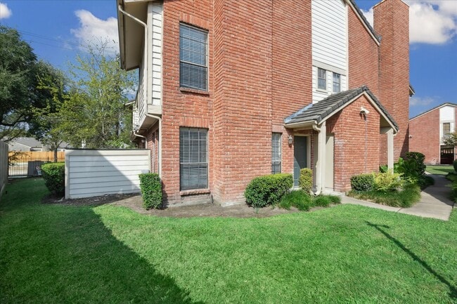 Building Photo - 2211 S Kirkwood Rd