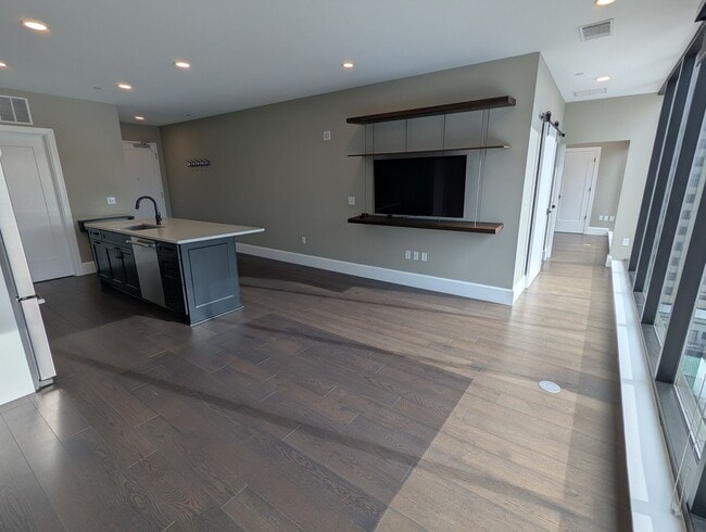 Building Photo - 1 Bedroom 1 Bathroom Condo in Downtown Pittsburgh