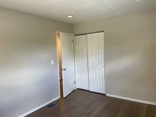 Building Photo - Amazing 3 bedroom 2 bathroom house availab...