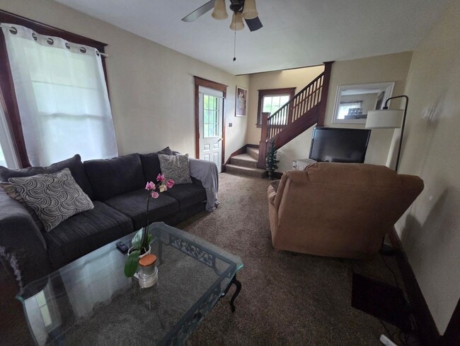 Building Photo - 3 Bedroom 1-bathroom single family 2 story house