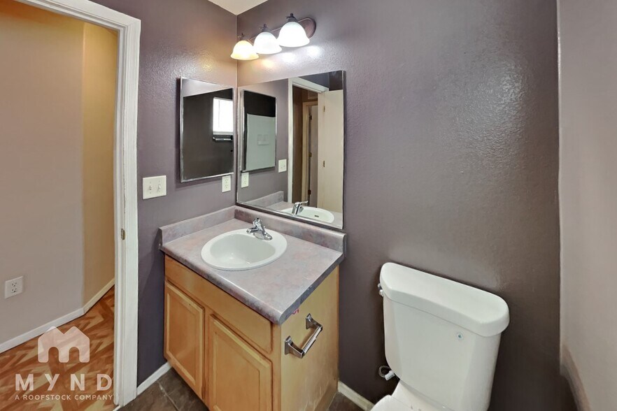 Building Photo - 2018 E Calle Arroyo Lindo