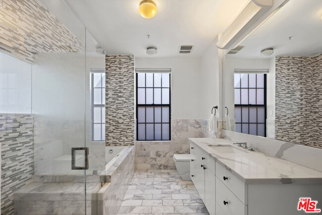 Building Photo - 746 S Los Angeles St