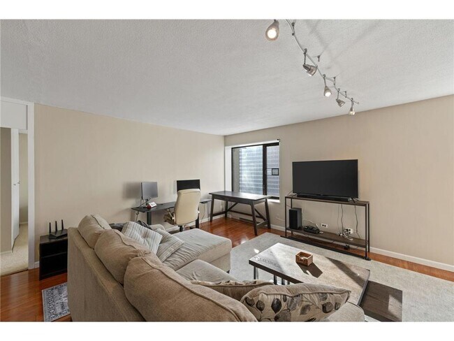 Building Photo - 19 S 1st St