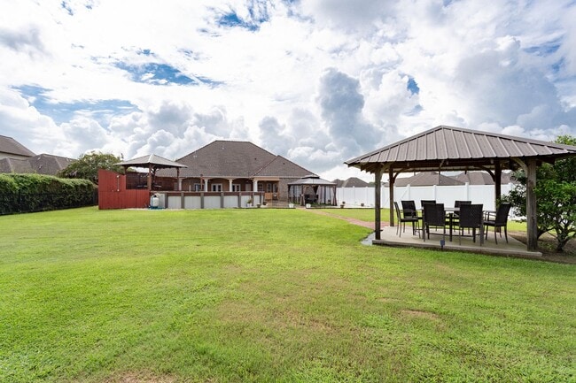 Building Photo - 3 Bedroom House in Addis with Pool, Gazebo...