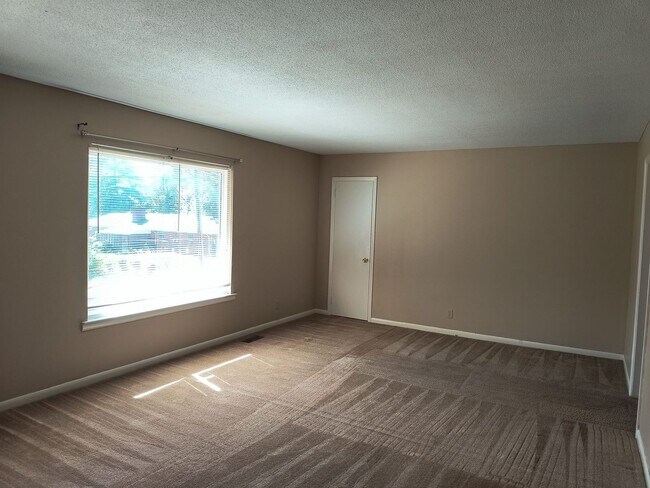 Building Photo - 3919 Kingsbridge Rd
