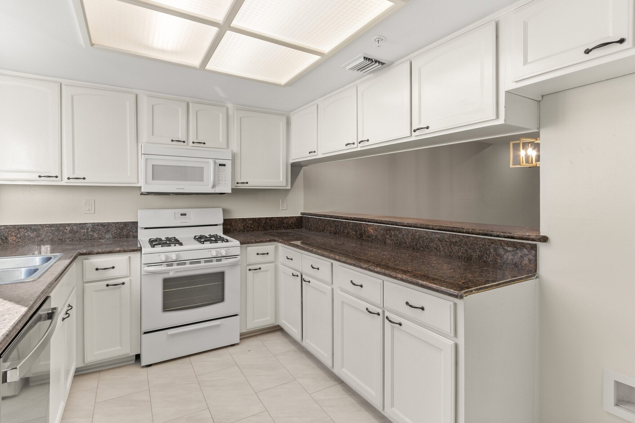 Building Photo - 321 W Dryden St