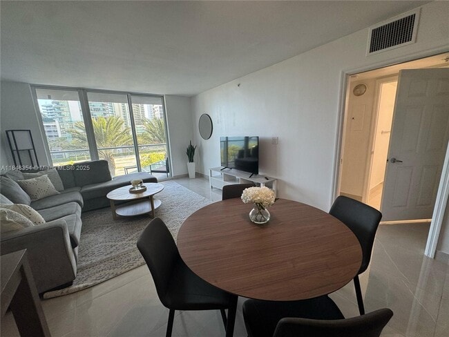 Building Photo - 1155 Brickell Bay Dr