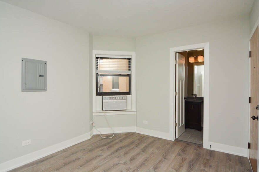 Building Photo - 533 W Belden Ave