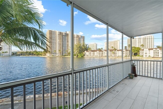 Building Photo - 2999 Point E Dr