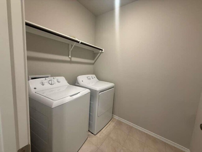 Building Photo - 4521 Bridal Veil Dr