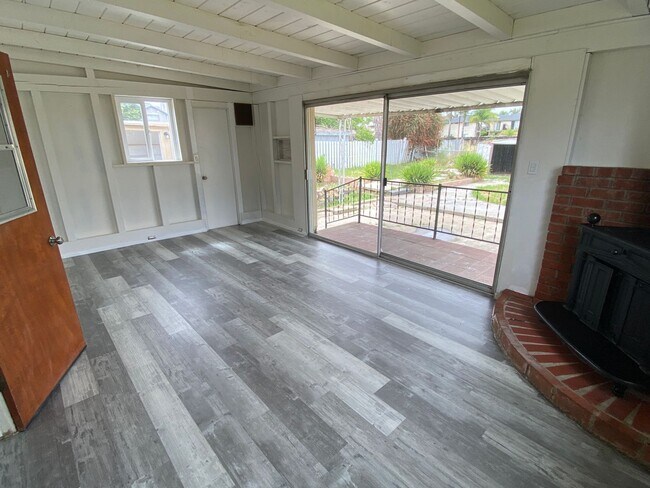 Building Photo - Amazing Home Large Lot