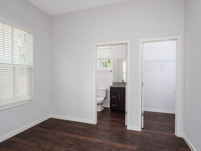 Building Photo - Thelma Lane - Luxury 5 Bedroom, 5 Bathroom House