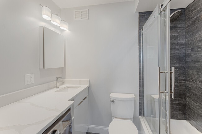 Building Photo - 6166 N Sheridan Rd