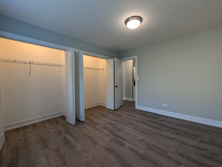 Building Photo - 542 W Surf St