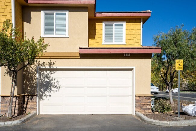 Building Photo - Welcome home to this beautifully designed ...