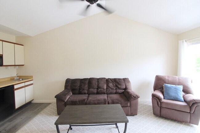 Building Photo - 1408 Bradley Dr