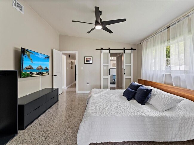 Building Photo - 600 Lakeshore Blvd