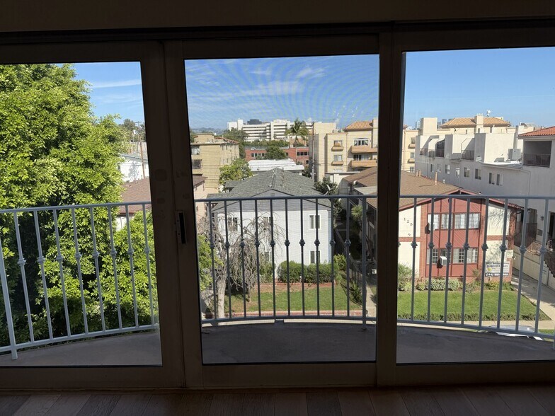 Building Photo - 1247 Barry Ave