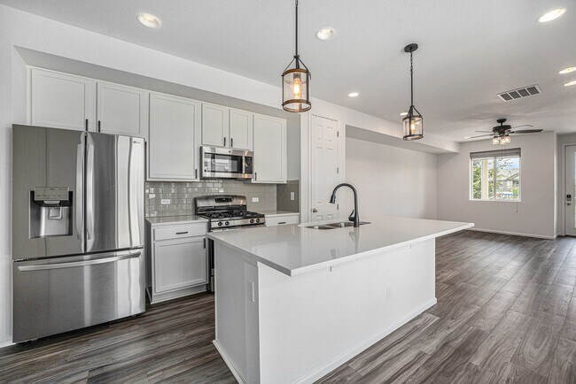 Building Photo - Spacious 3 bedroom home in the heart of Ly...