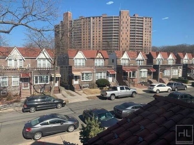 Building Photo - Spacious 3-Bedroom Apartment – Hardwood Fl...