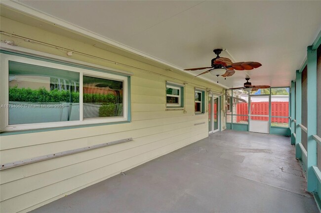 Building Photo - 4928 SW 24th Ave
