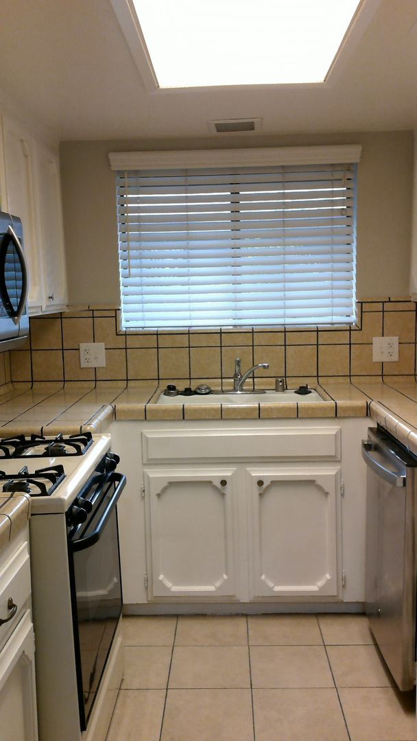 Building Photo - 1441 W Norwich Ave