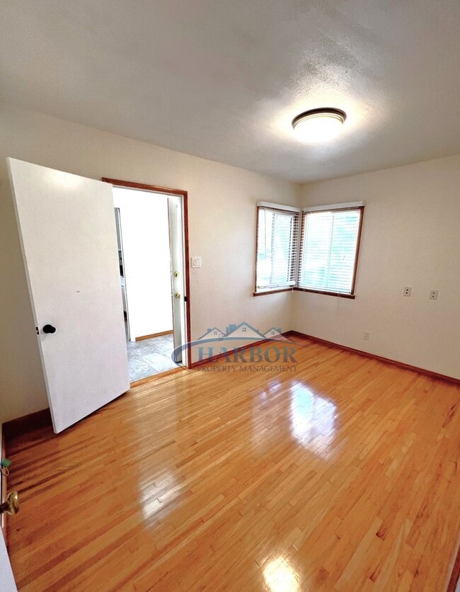 Building Photo - Charming 3 Bedroom 2 Bathroom
