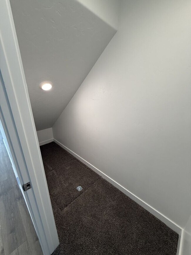 Building Photo - Beautiful Town Home in Salem, UT