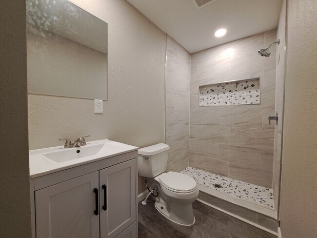 Building Photo - Nicely Renovated 3BR/2BA Mobile Home in Ba...