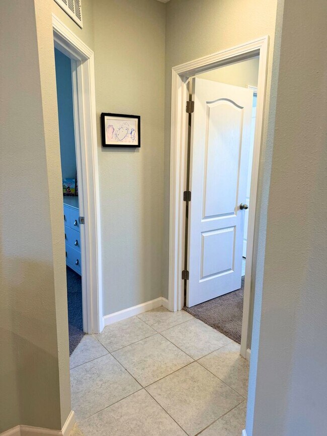 Building Photo - 4/2 open floor plan!