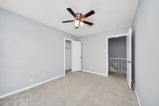 Building Photo - 10654 Hazelhurst Dr