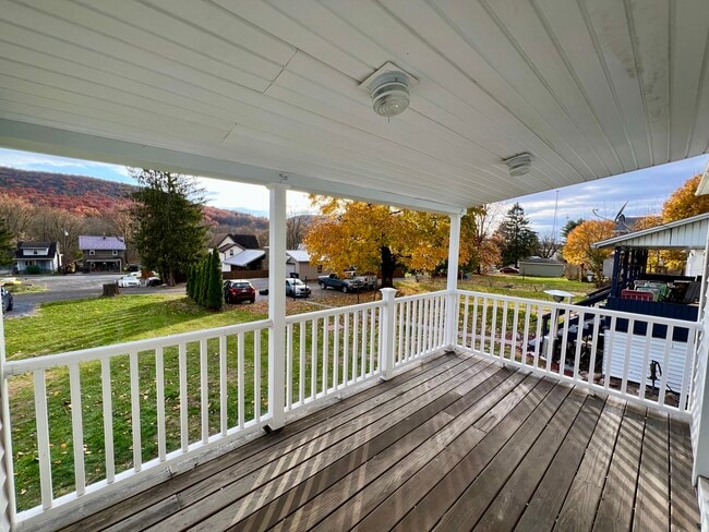 Building Photo - 423 Center St