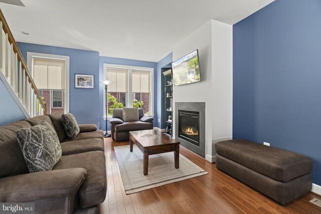 Building Photo - 2509 S Kenmore Ct